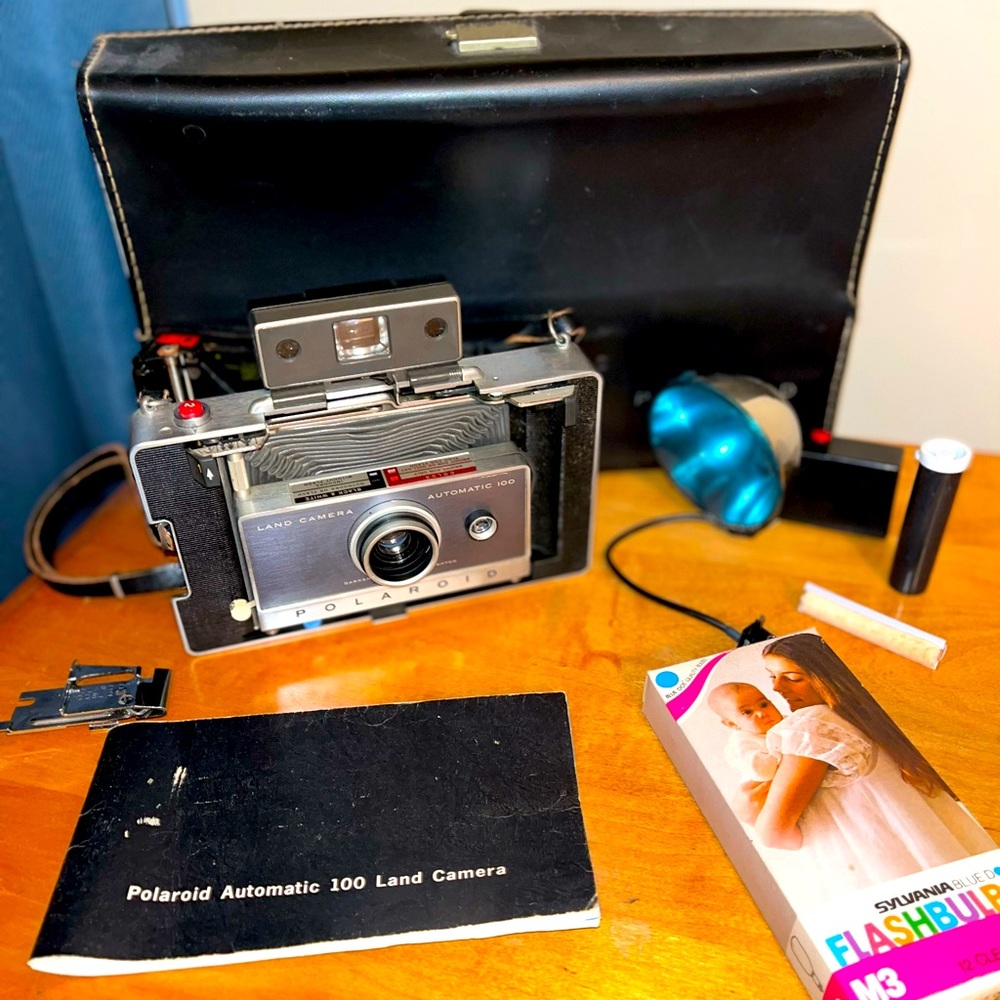 Super cool Polaroid Camera - Vintage - Land Camera 100 Kit - unable to test!